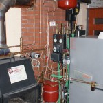 Kotłownia olejowa z wpiętym kominkiem i systemem solarnym 1